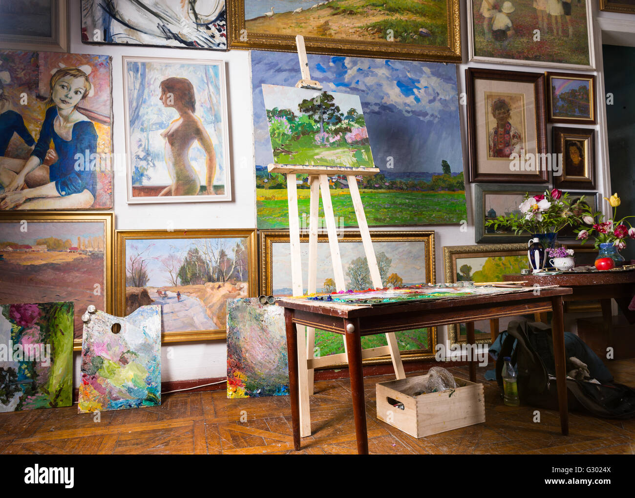 Interior De Un Estudio O Galeria De Pintores Con Coloridas Telas