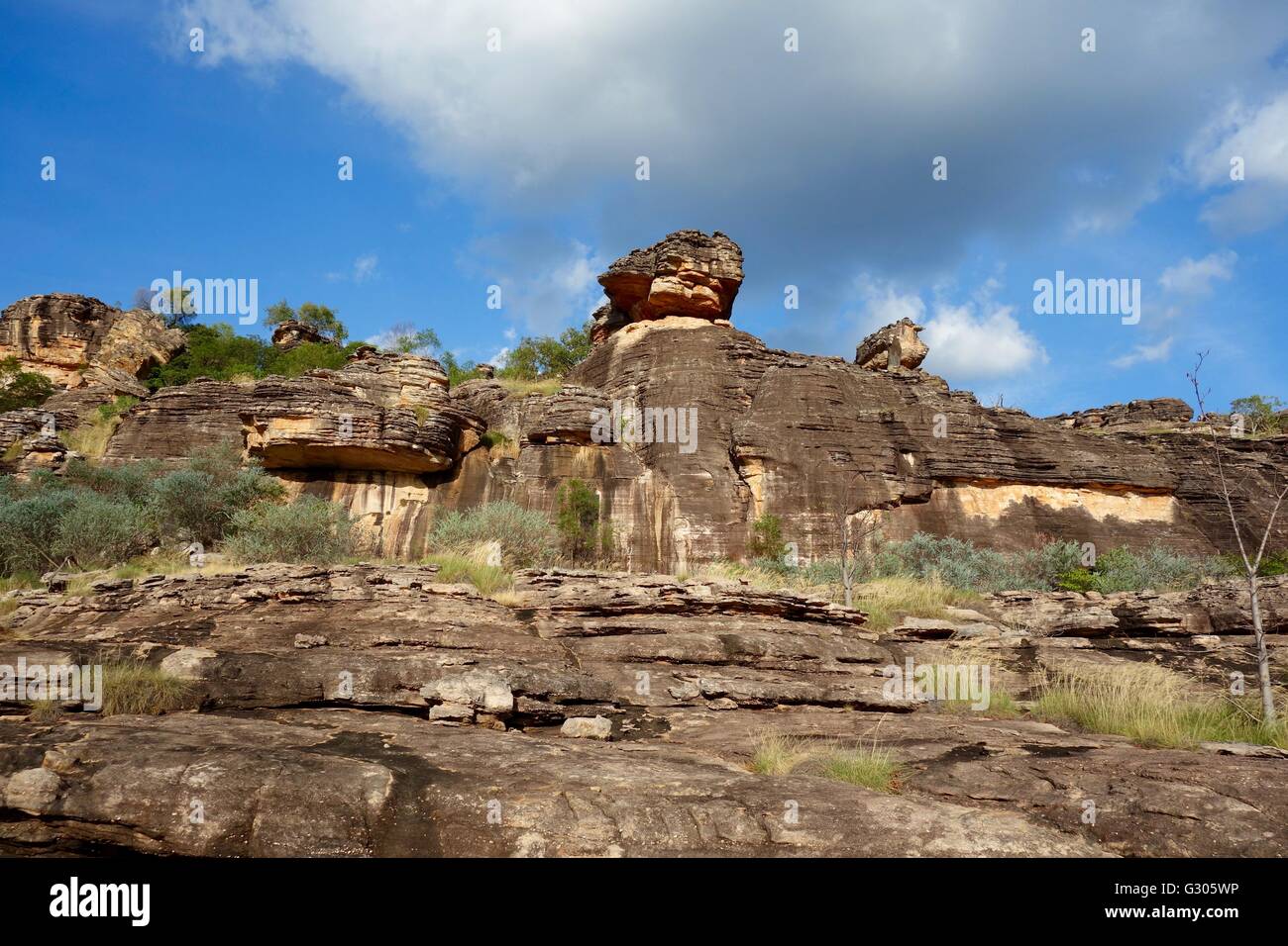 Vista de las rocas con pinturas rupestres conocida como el "Sitio ountford' cerca de East Alligator River, en el oeste de Arnhem Land, Australia Foto de stock