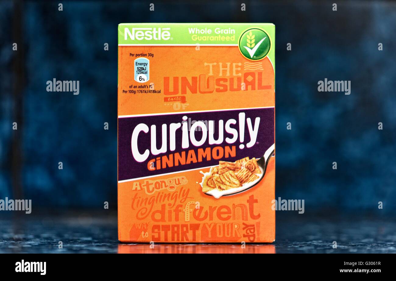 Nestlé curiosamente canela cereales integrales Foto de stock