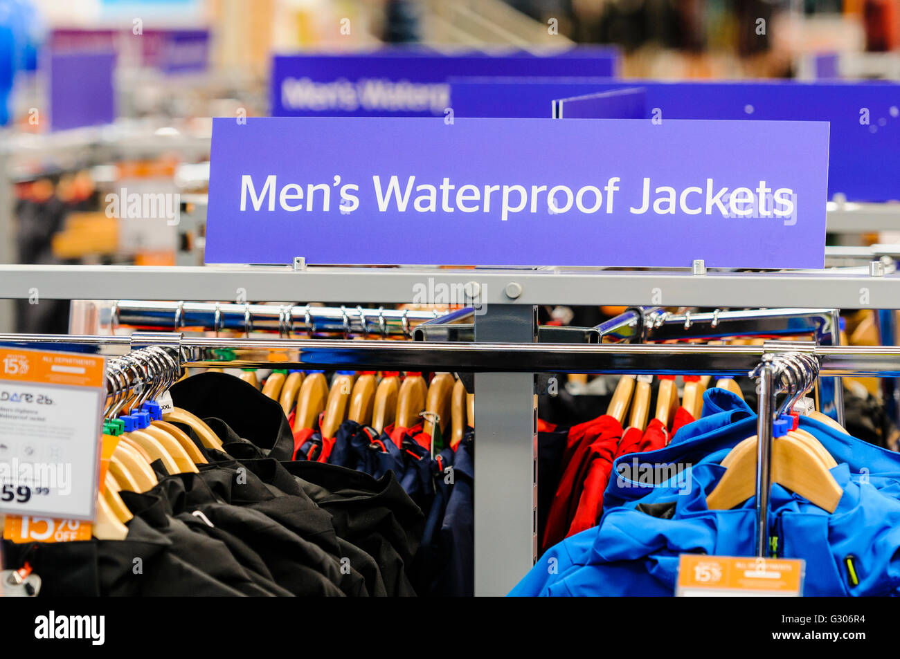 Los hombres chaquetas impermeables al aire libre caminando a la venta en la tienda de deportes sale al aire libre. Foto de stock