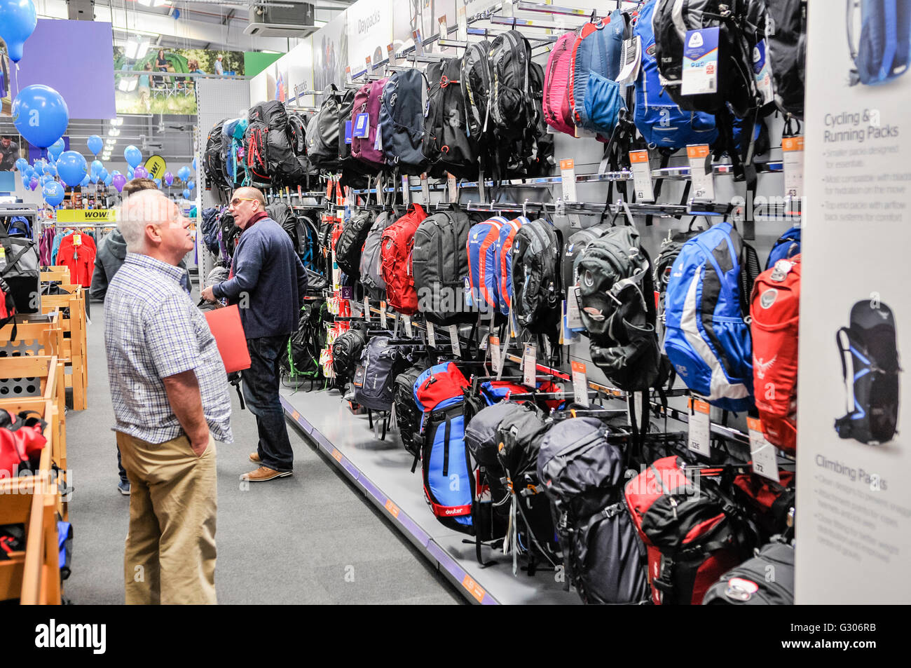 Los clientes miran mochilas a la venta en una tienda de deportes al aire  libre Fotografía de stock - Alamy
