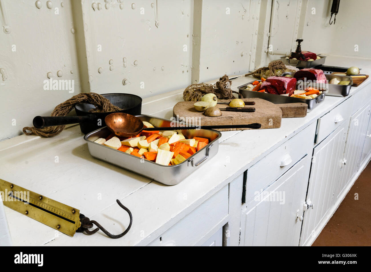 Pisos de vinilo y encimeras de pizarra en un noventa cocina con ventanales  al jardín Fotografía de stock - Alamy