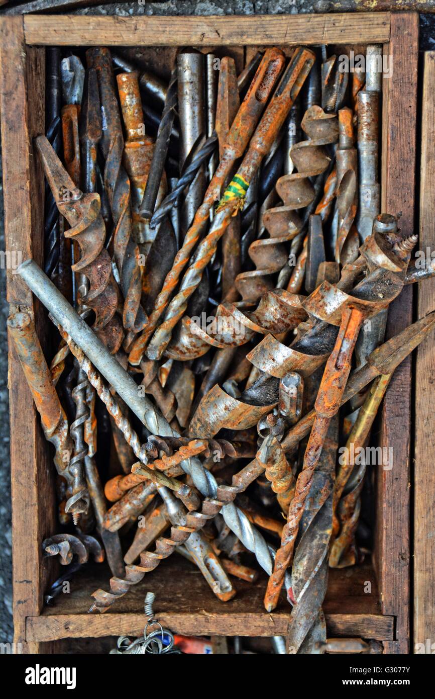 Una vieja caja de madera, completo con herramientas antiguas y simulacros. Viejo brocas en una vieja caja de herramientas. Foto de stock