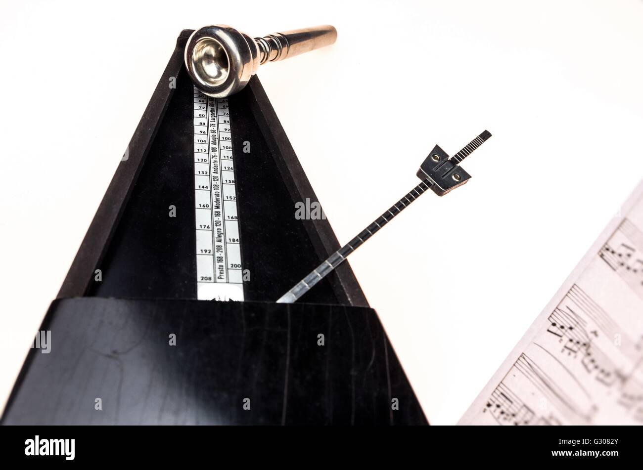 Metrónomo y boquilla de trompeta aislado sobre un fondo blanco como espacio  de copia Fotografía de stock - Alamy