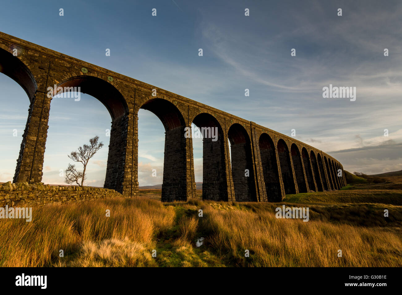 Ribblehead Viaduct, puesta de sol, Yorkshire Dales National Park, Yorkshire, Inglaterra, Reino Unido, Europa Foto de stock