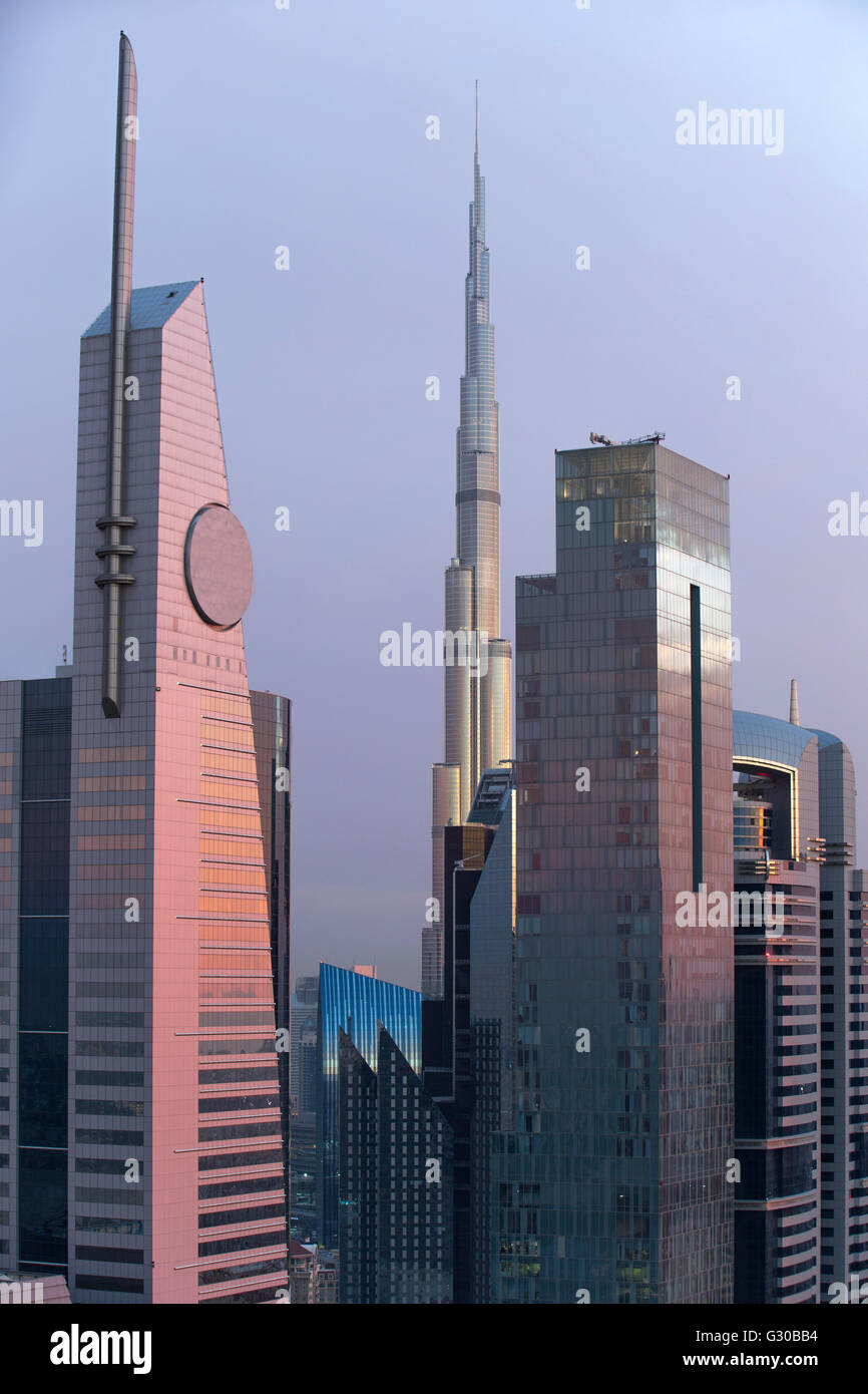 Burj Khalifa y horizonte de Dubai, Dubai, Emiratos Árabes Unidos, Oriente Medio Foto de stock