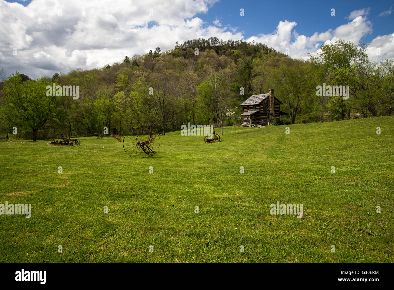 Pioneer histórica granja en Kentucky. Granja y cabaña en el Gladie