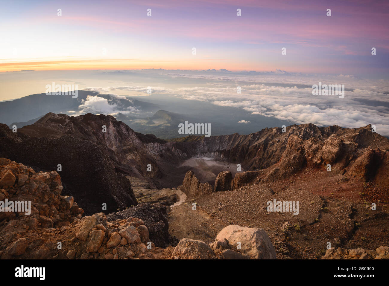 Mirando al este desde la cumbre del monte. Rinjani en Lombok, Indonesia Foto de stock
