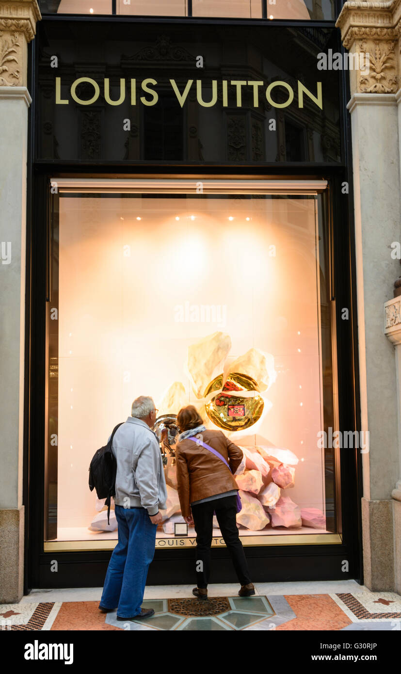 Tienda de Louis Vuitton, la Galleria Vittorio Emanuele II, Milán, Italia,  Europa