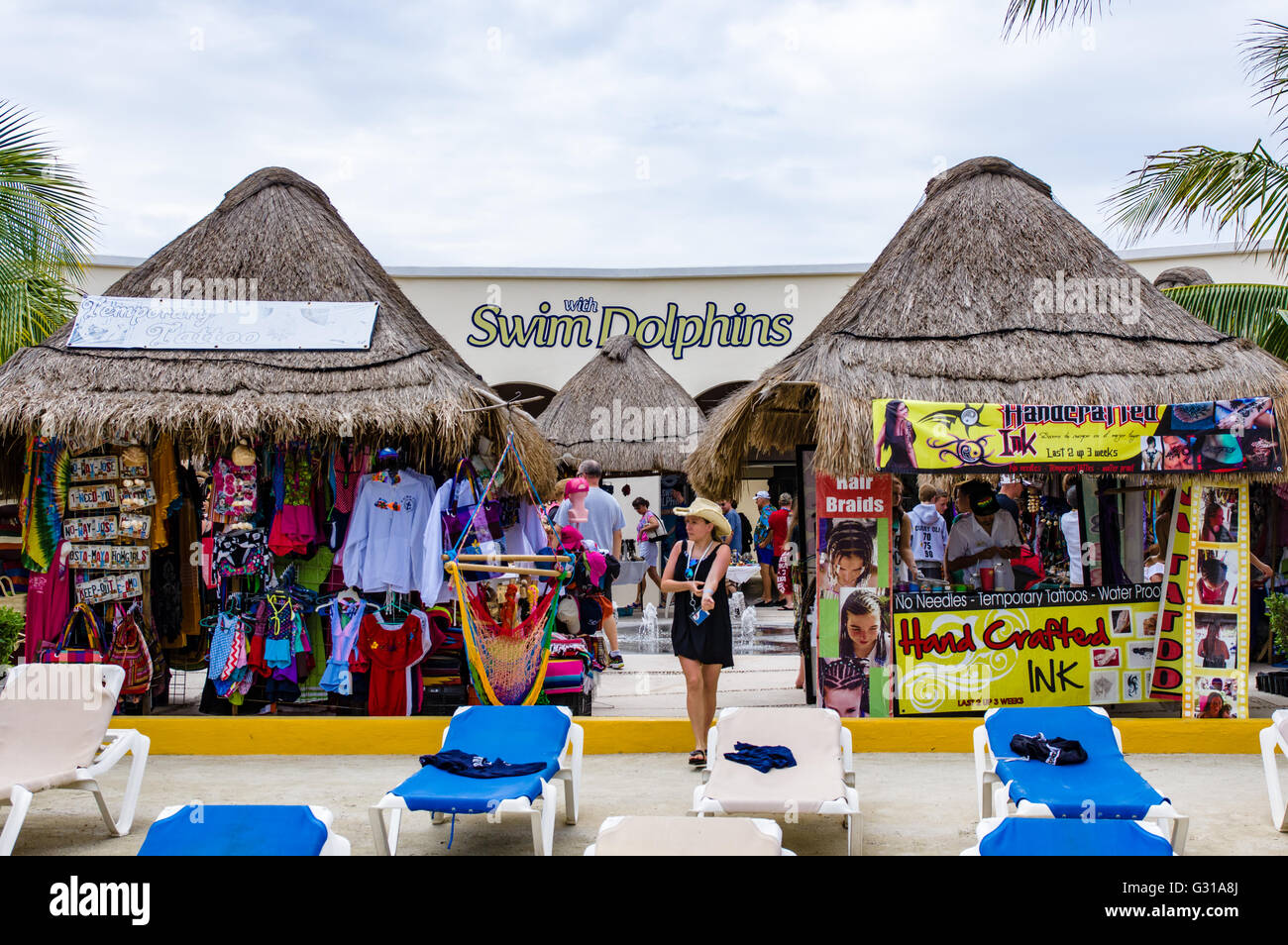 Los turistas comprar souvenirs en las tiendas en la Costa Maya, México Foto de stock