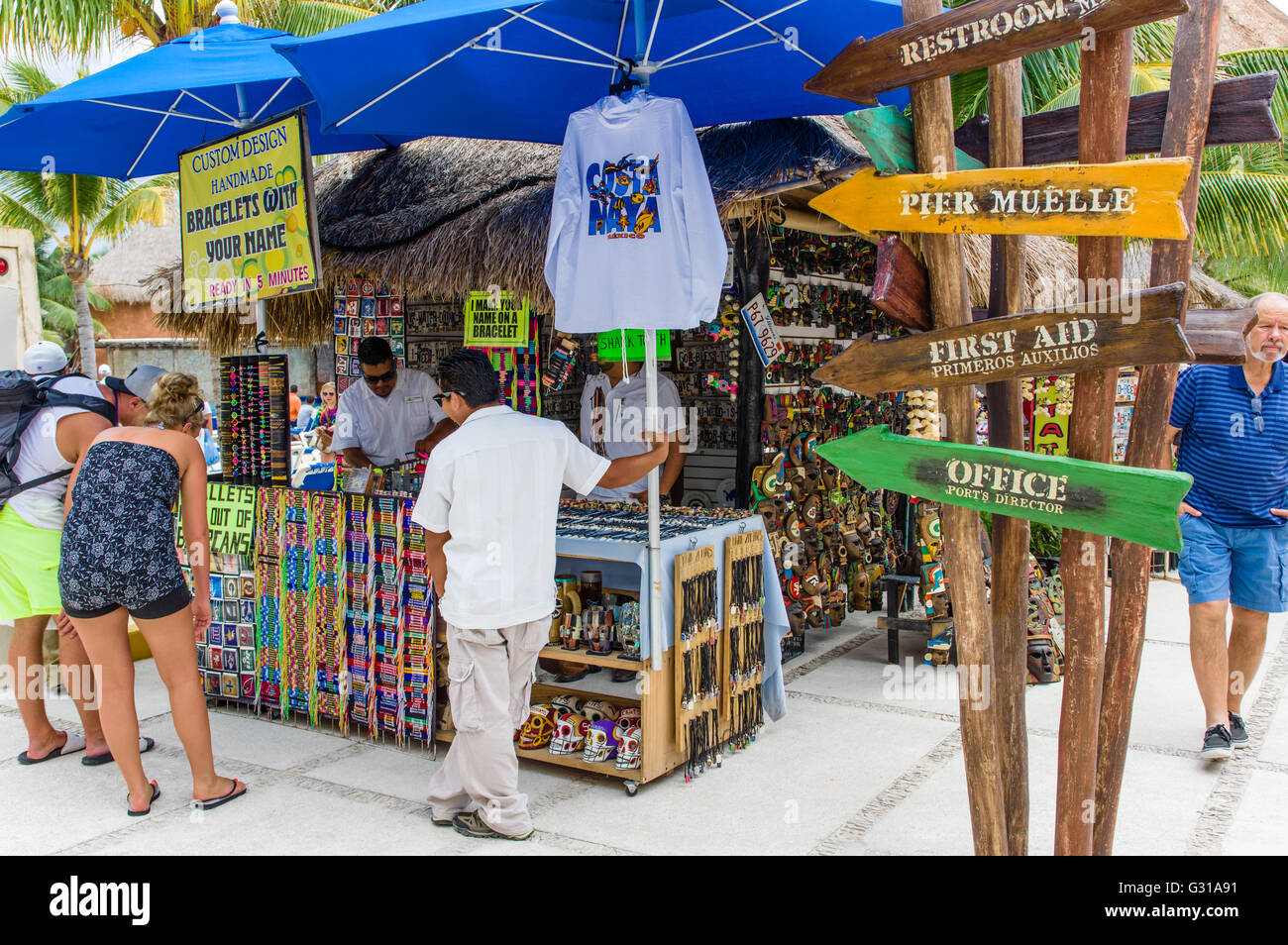 Los turistas comprar souvenirs en las tiendas en la Costa Maya, México Foto de stock