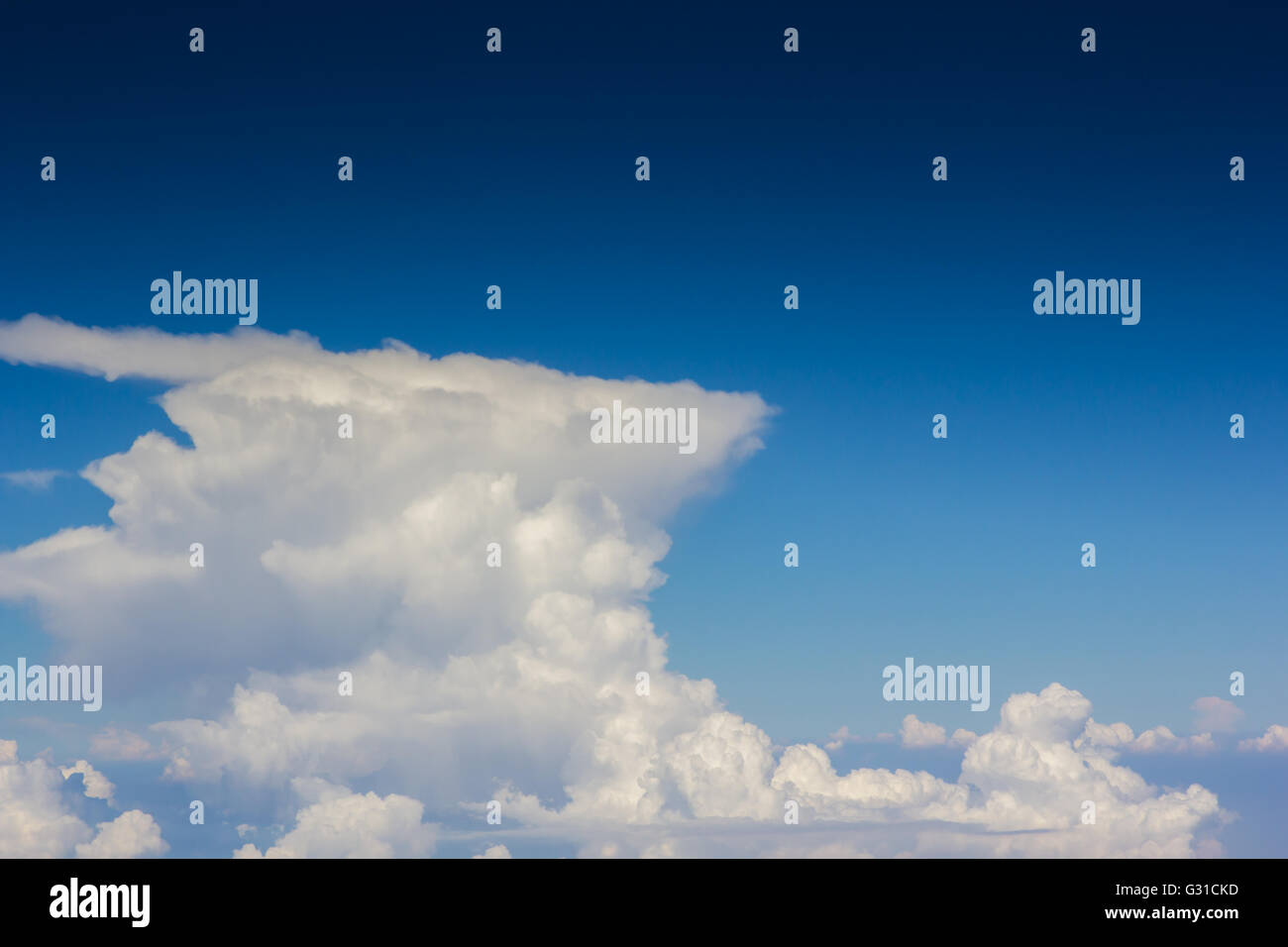 Cielo sobre capa de nubes vista aérea sólo en segundo plano Foto de stock