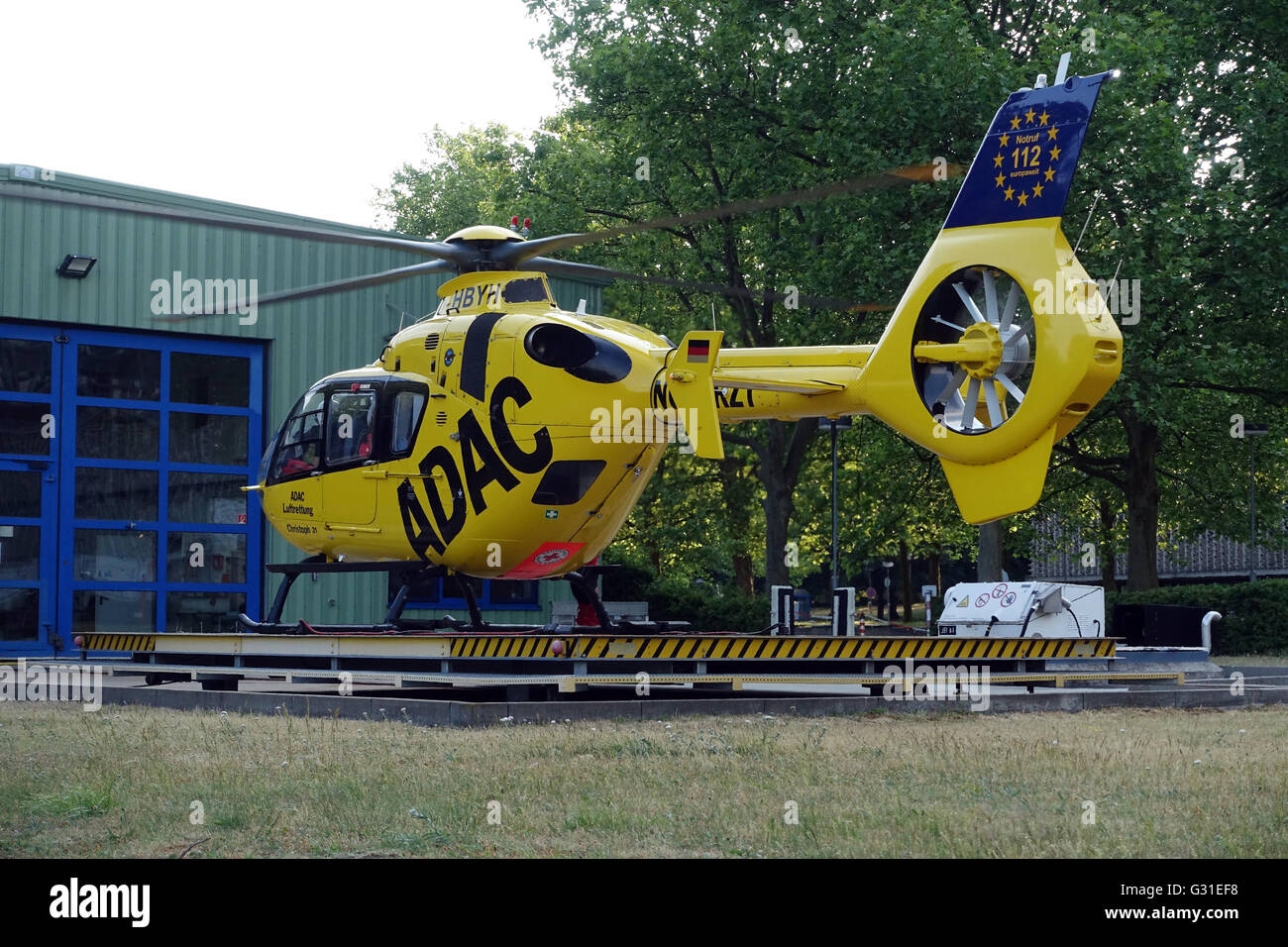 Berlín, Alemania, ADAC Rescue Helicopter Christoph 31 en posición de aparcamiento Foto de stock