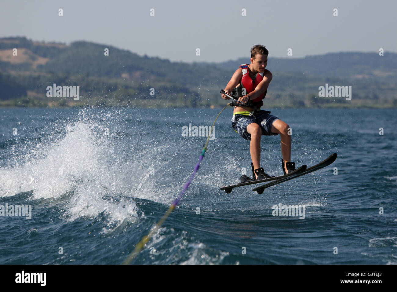 Capodimonte, Italia, el niño corriendo el esquí acuático en el lago de Bolsena Foto de stock