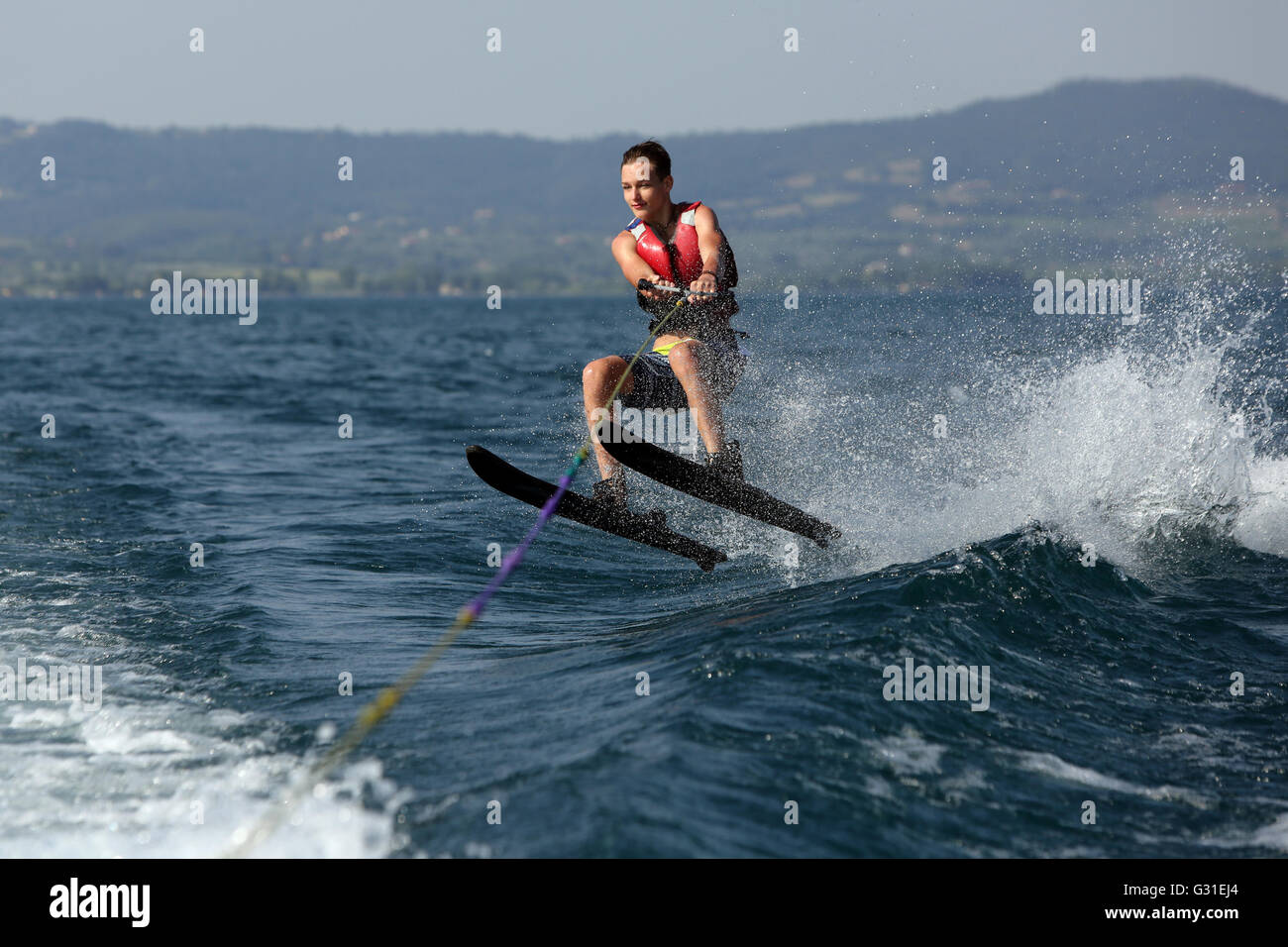 Capodimonte, Italia, el niño corriendo el esquí acuático en el lago de Bolsena Foto de stock