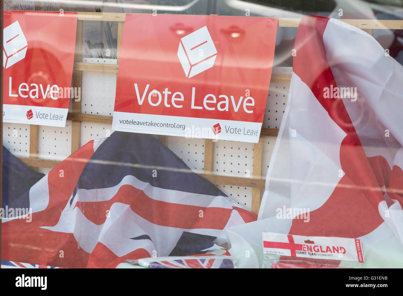 El póster de la campaña vote Dejar dentro de una ventana de la tienda Foto de stock