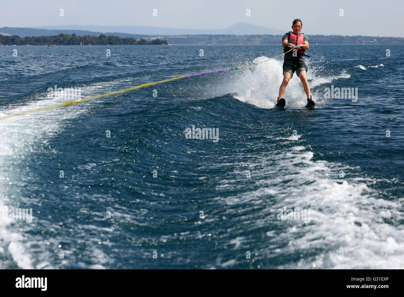 Italia, hombre de Capodimonte, esquí acuático, paseos en el lago de Bolsena Foto de stock