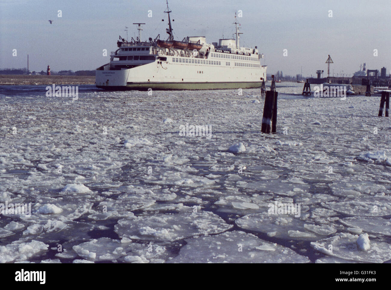 Warnemuende, DDR, barco de pasajeros Warnemuende Foto de stock