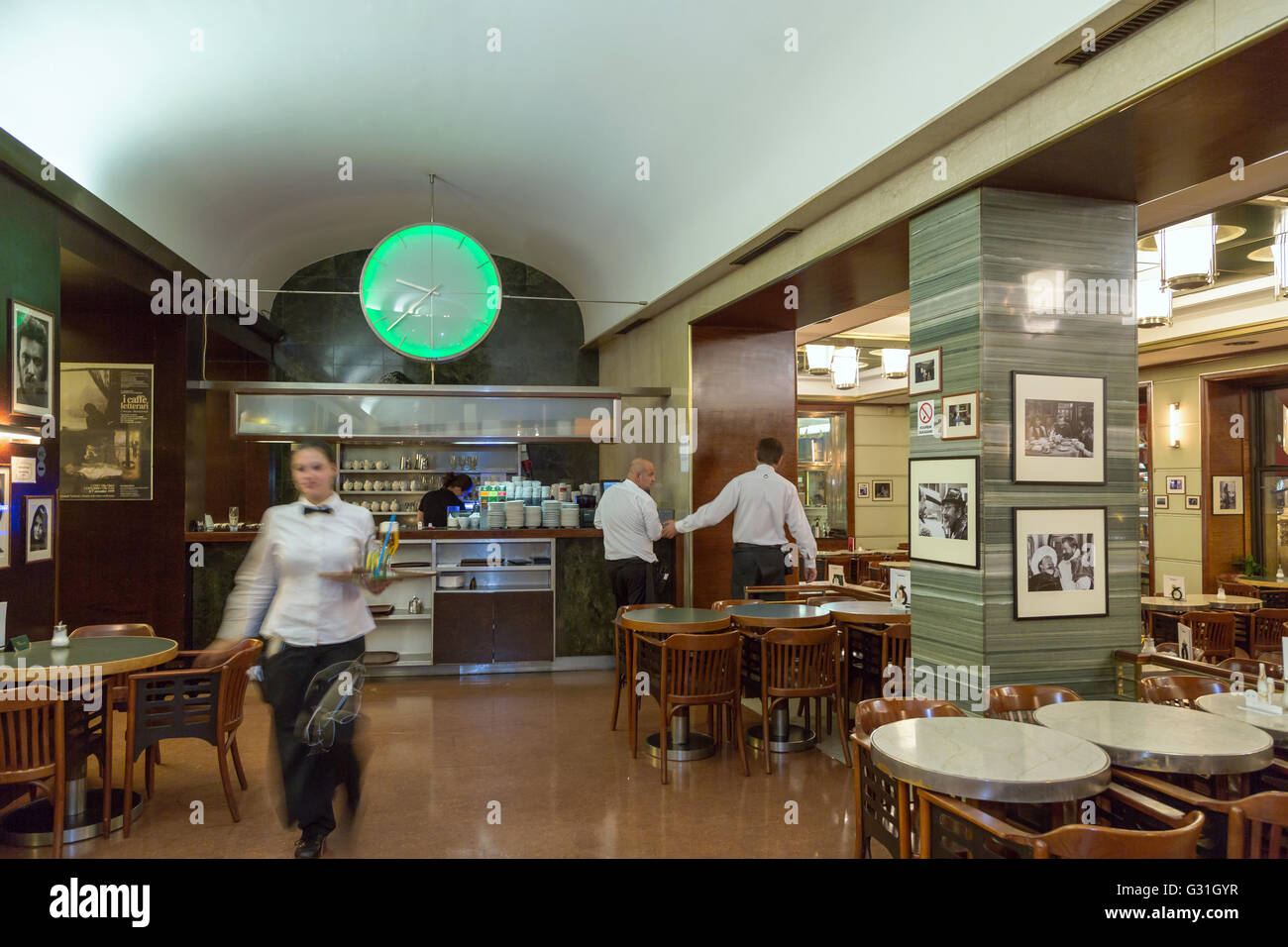 Praga, República Checa, camareros en el Café Slavia Kuenstlercafe Foto de stock