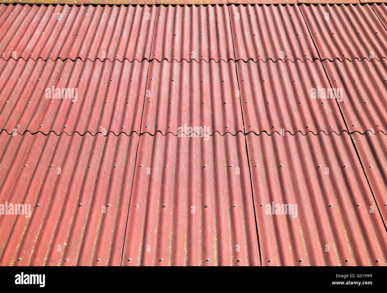 Red Roof hechos de cartón corrugado bituminosos, fotografía de fondo textura con un efecto de perspectiva Foto de stock