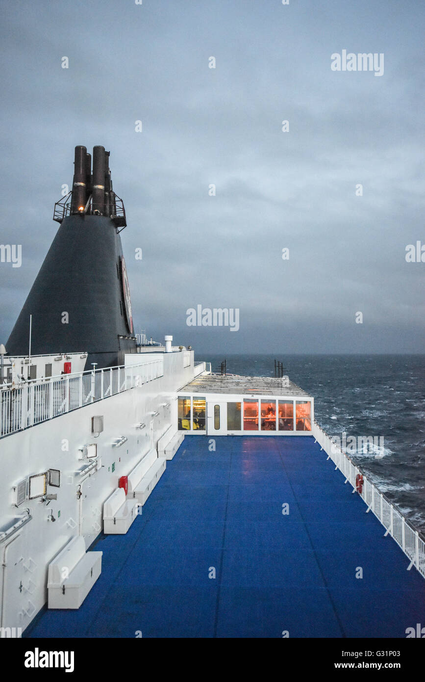 Dinamarca, vistas sobre la parte superior de la cubierta de un ferry de línea Smyril Foto de stock