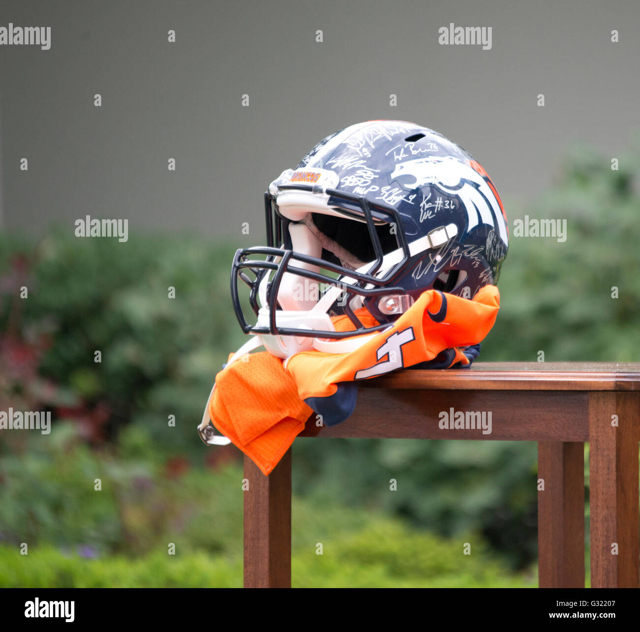 Washington DC, Estados Unidos. 06 junio, 2016. Una presentación Denver Broncos  casco y jersey sentarse en una mesa, después de que el presidente Obama  celebró los Denver Broncos jersey dado a él