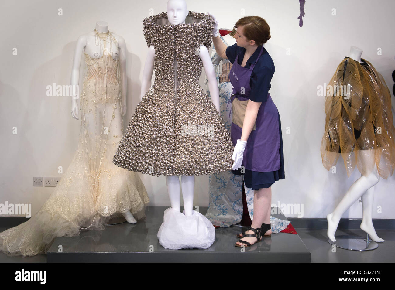 Los vestidos usados por la cantante Björk vaya a mostrar en Kerry Taylor  subastas en Londres, antes de la pasión por la moda subasta en la que se  venderán y los lotes