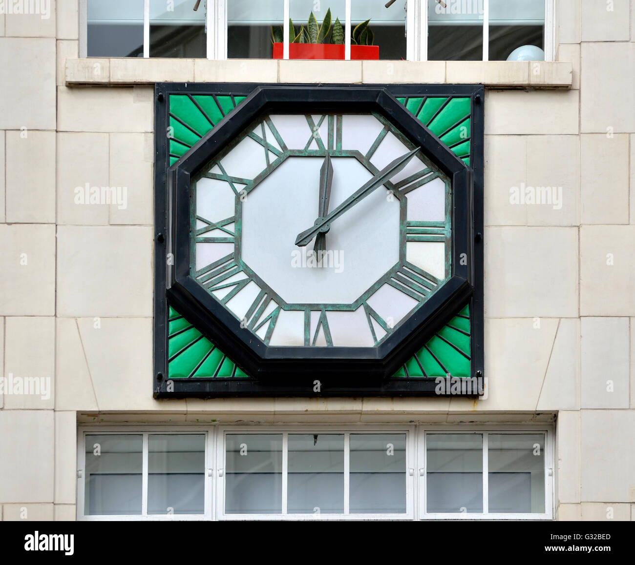 Londres, Inglaterra, Reino Unido. Reloj Art Deco en Exeter Street Foto de stock