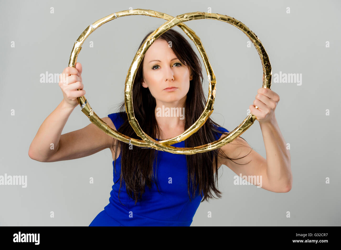 Mujer sosteniendo enormes anillos de boda de oro Foto de stock