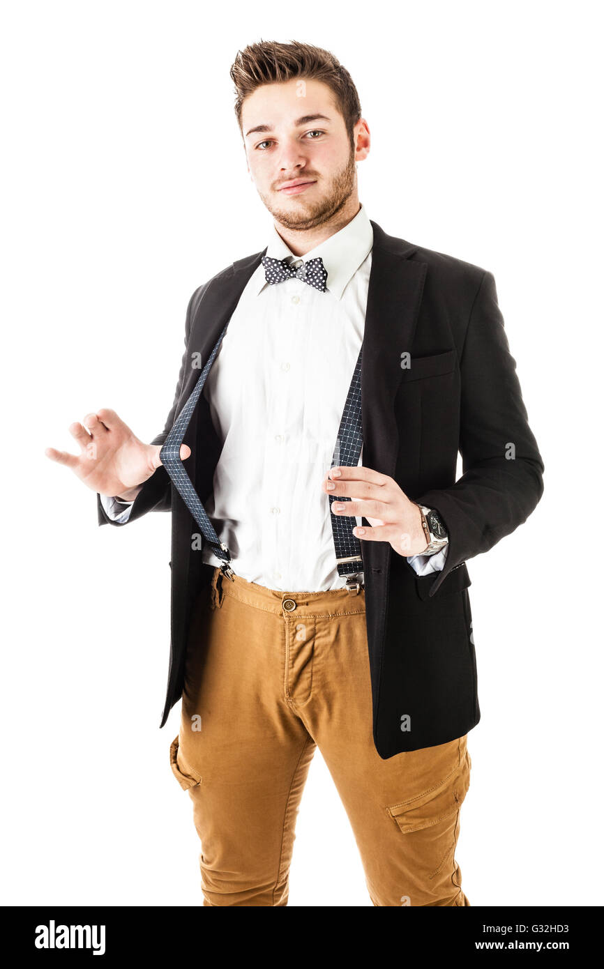 Un guapo joven o hipster con tirantes y una pajarita un fondo blanco Fotografía de stock - Alamy