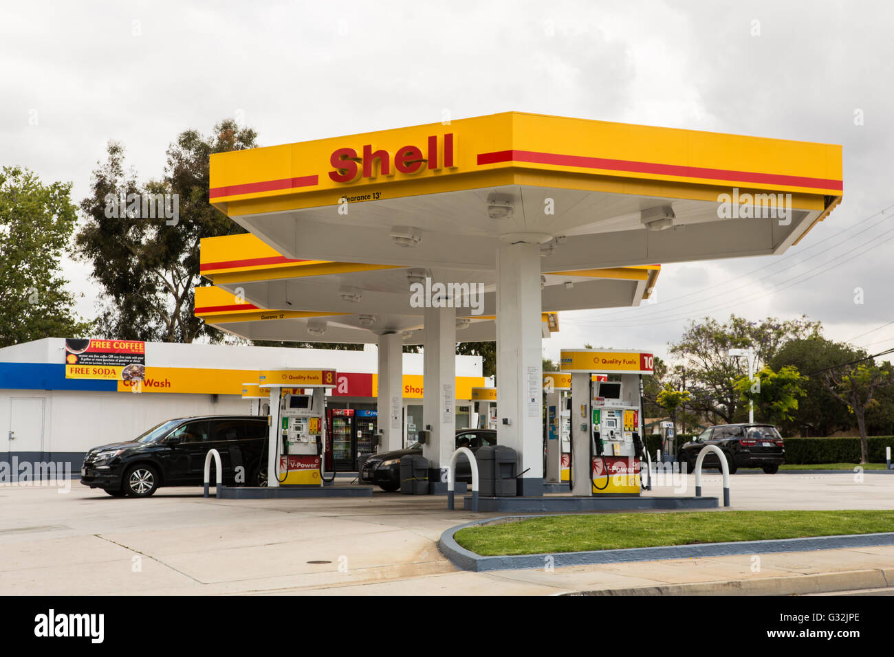 La gasolinera de Shell exterior en Santa Ana, California, EE.UU Fotografía  de stock - Alamy