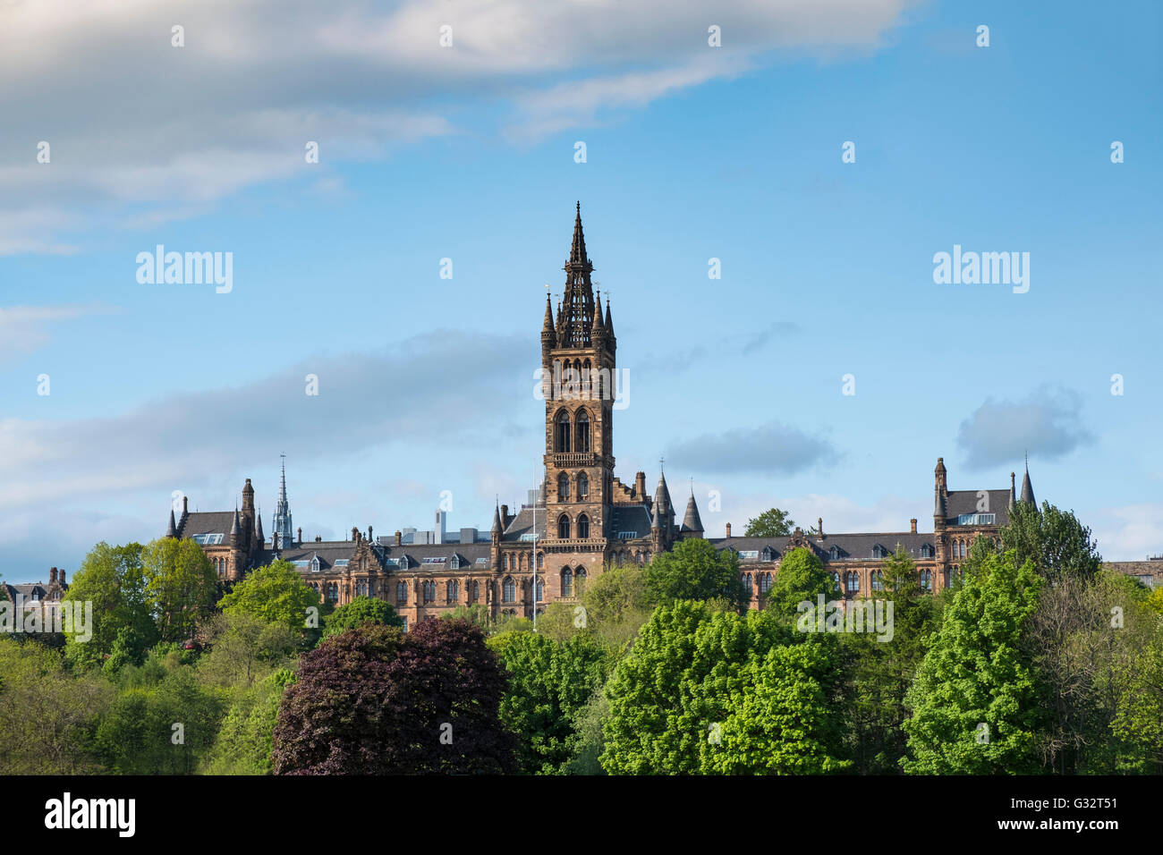 Vista de la arquitectura gótica de la Universidad de Glasgow, en Escocia, Reino Unido Foto de stock