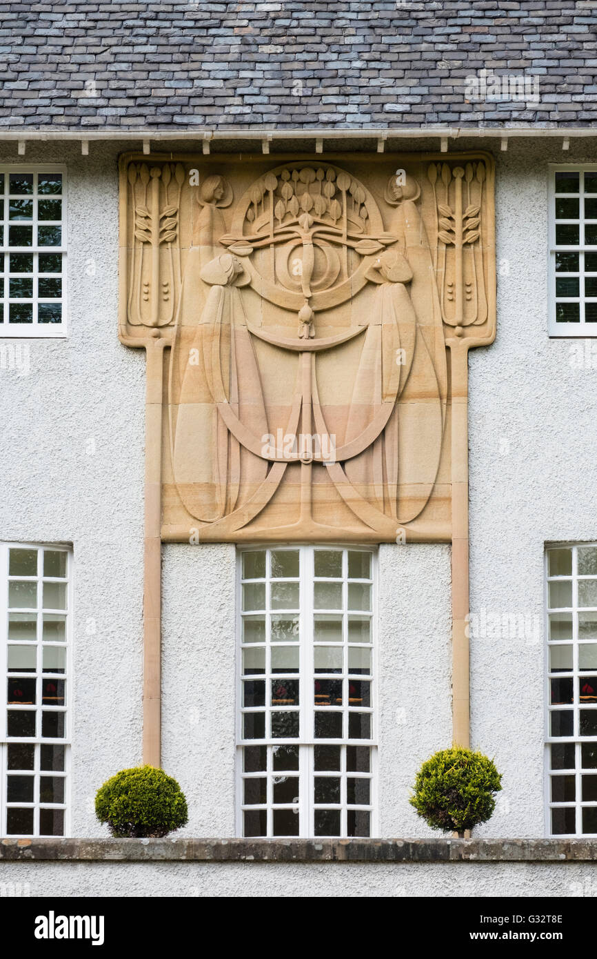 Detalle de fachada en casa para un amante del arte por Charles Rennie Mackintosh en Bellahouston Park en Glasgow, Reino Unido Foto de stock
