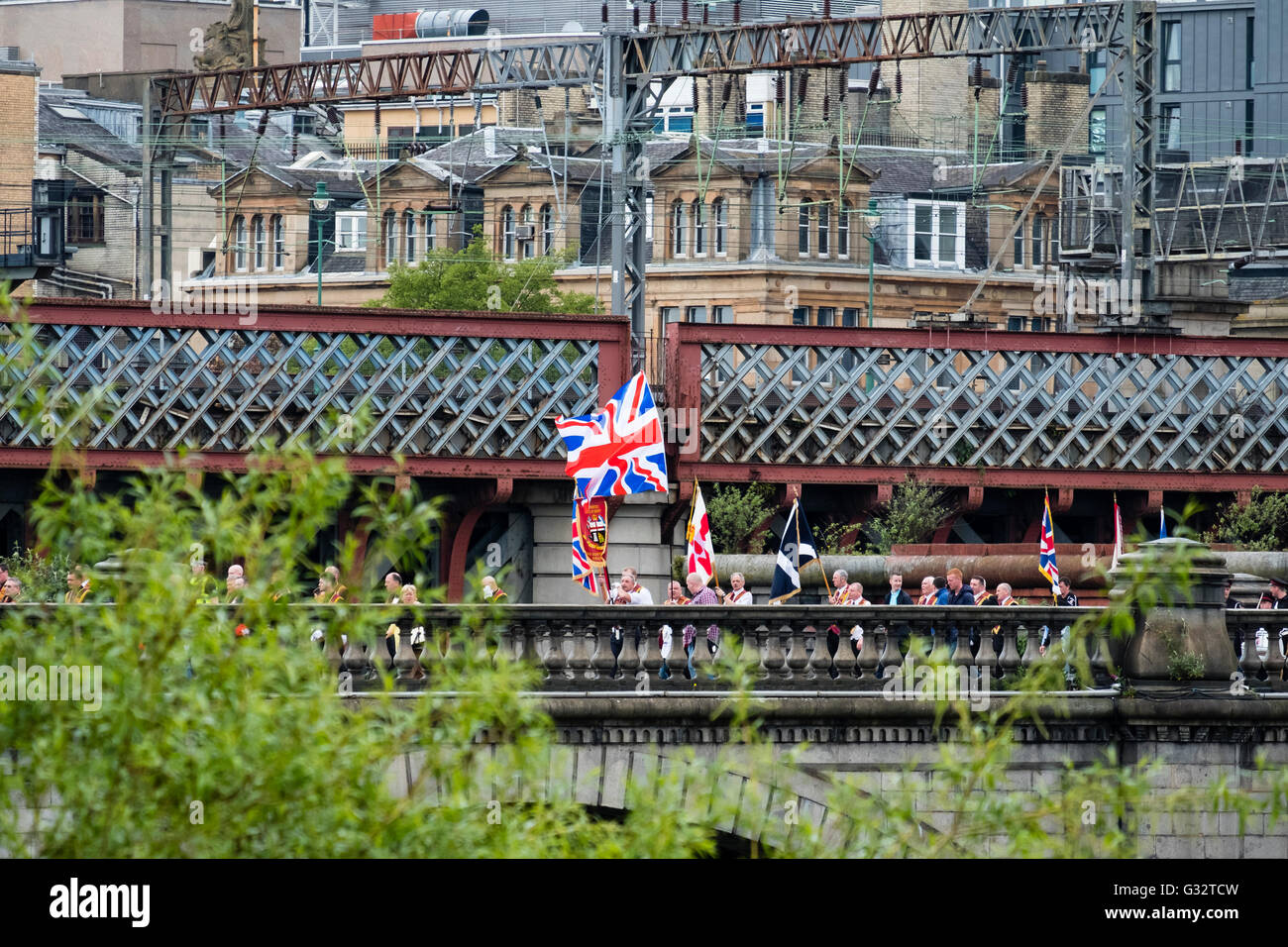 Vista de la Union Jack flag en Orange Walk desfile cruzando el puente en el centro de Glasgow, Escocia, Reino Unido Foto de stock