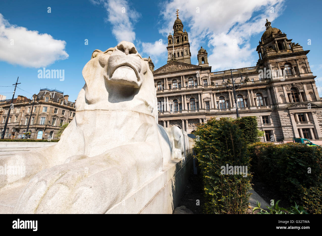 Vista de la Estatua de León en frente de cámaras de la ciudad en la Plaza de George, Glasgow, Reino Unido Foto de stock