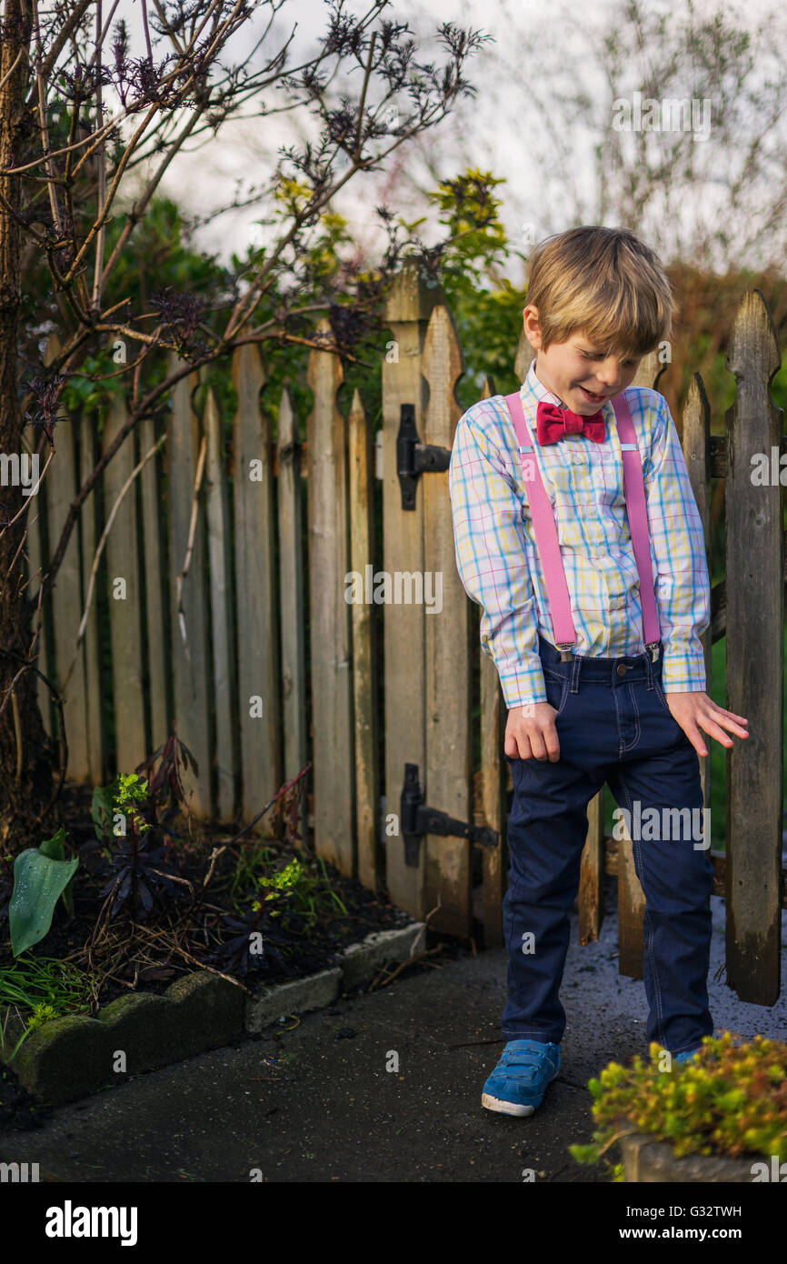 Niño usando pajarita y tirantes Fotografía de stock - Alamy