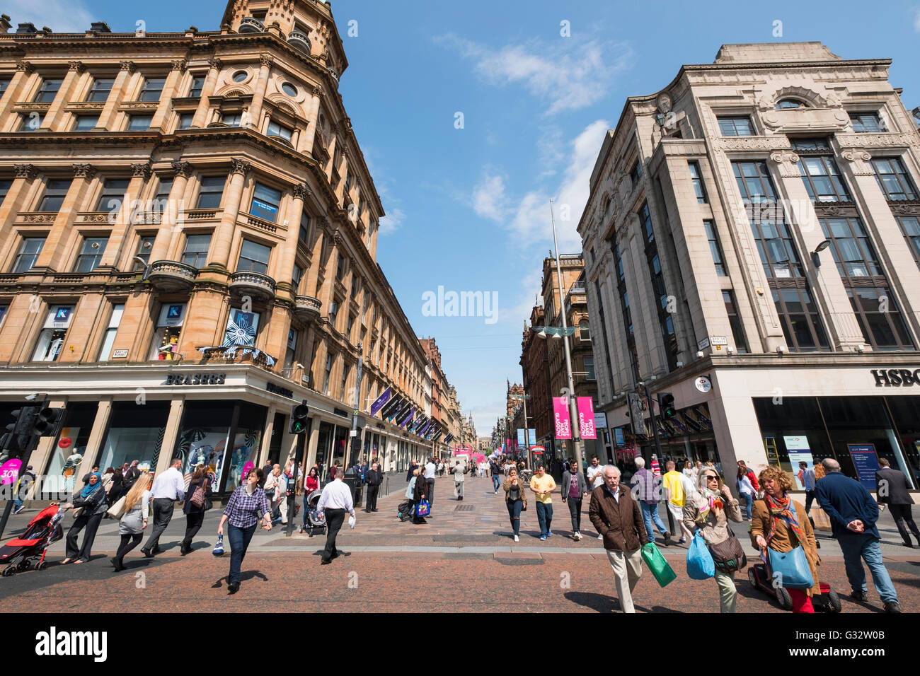 Vista de edificios históricos en Buchanan Street, la popular calle de tiendas, en el centro de Glasgow, Reino Unido Foto de stock