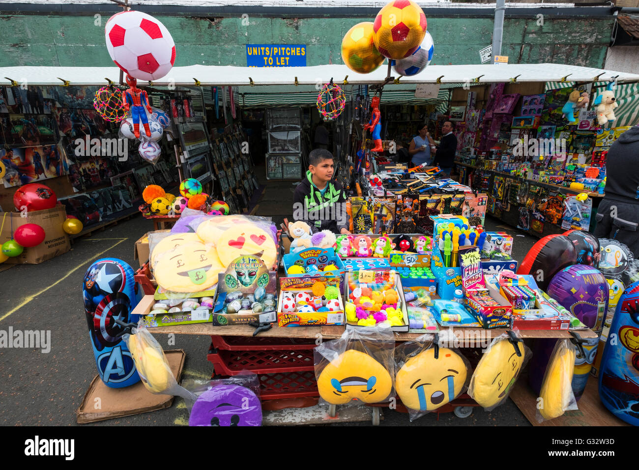 Puesto de venta de juguetes baratos en barras mercado Gallowgate en Glasgow, Reino Unido Foto de stock