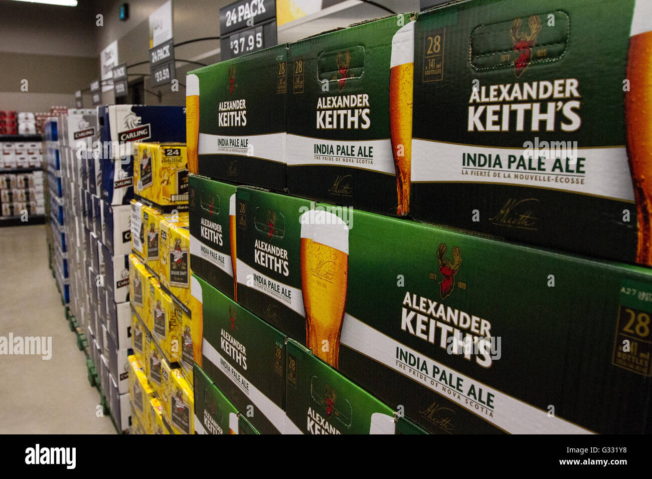 Alexander Keith cerveza en mostrar a la recién inaugurada tienda de cerveza de autoservicio en Kingston, Ontario, el 16 de marzo de 2016. Foto de stock