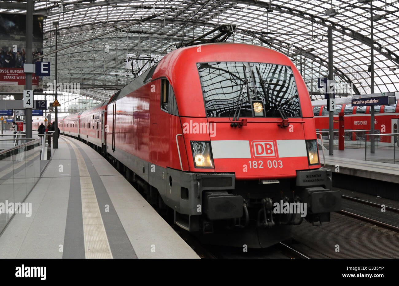 Berlín, Alemania, InterRegio Express Deutsche Bahn AG se retrae en Hauptbahnhof. Foto de stock