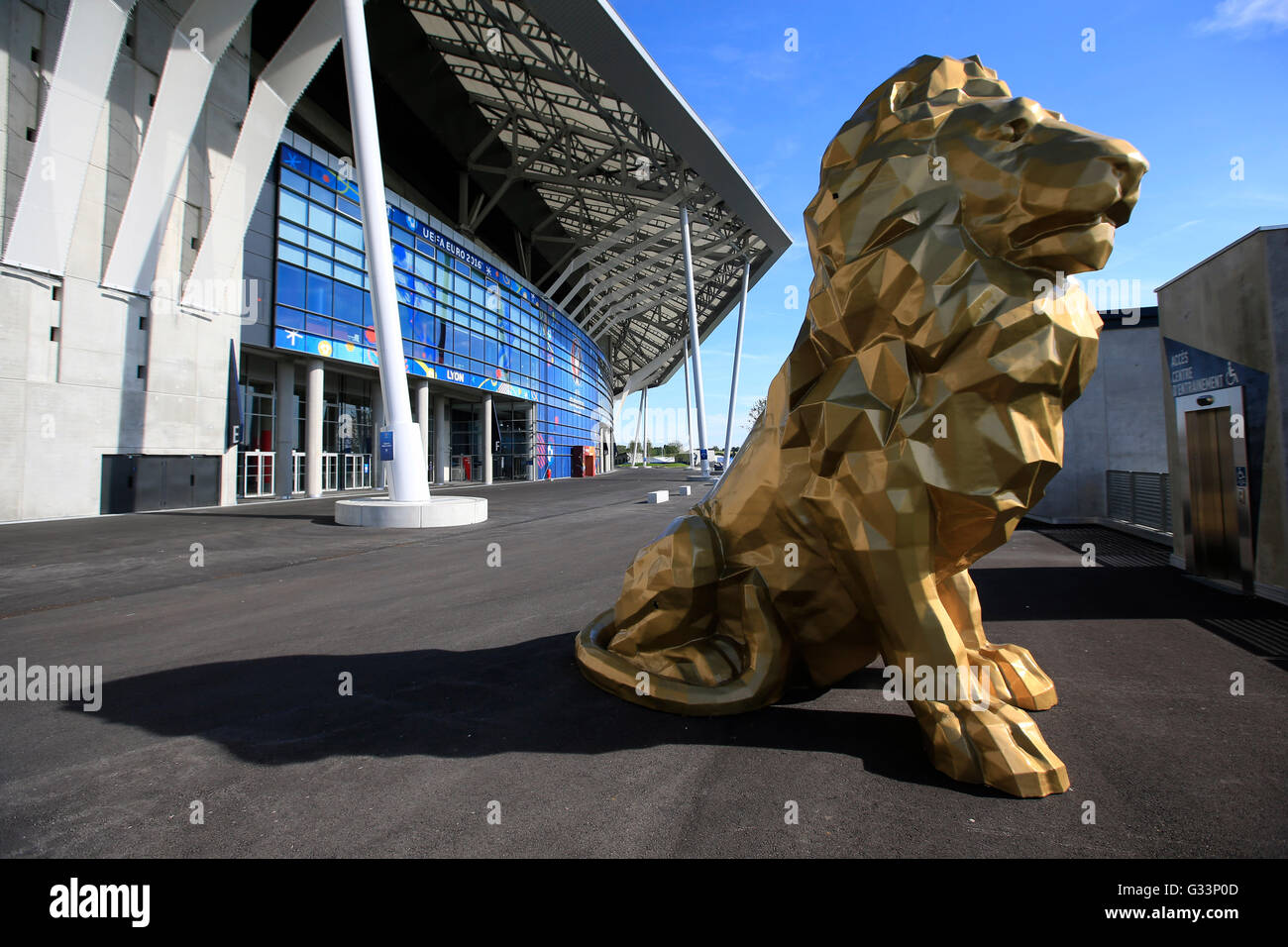 Una estatua de un león está fuera Parc Olympique de Lyon, Francia. Asociación de la prensa de la foto. Imagen Fecha: martes 7 de junio de 2016. Crédito de la foto debe leer: Jonathan Brady PA/Cable. Restricciones: uso sujetos a restricciones. Sólo para uso editorial. Uso no comercial. Llame al +44 (0)1158 447447 para más información Foto de stock