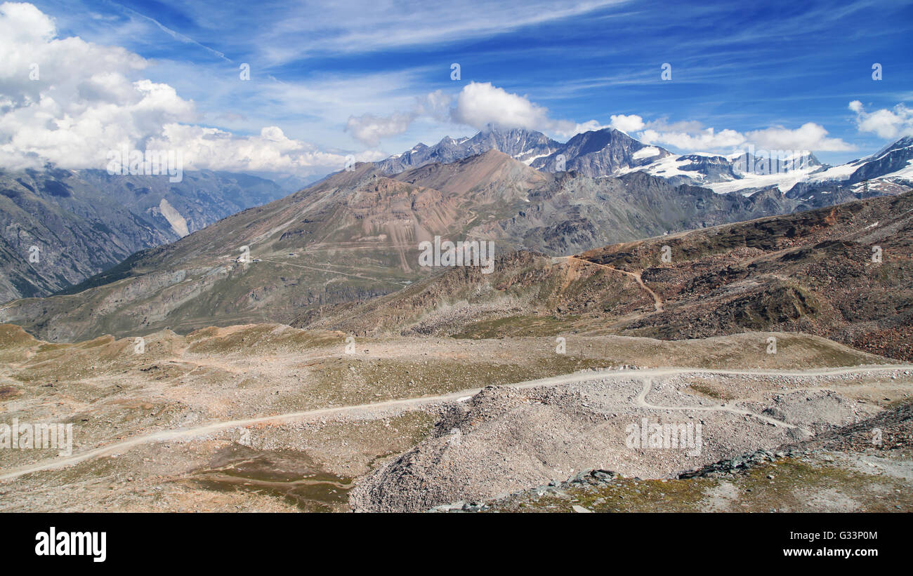 Entre las montañas de Zermatt y Saas-Fee en los Alpes Suizos. Foto de stock