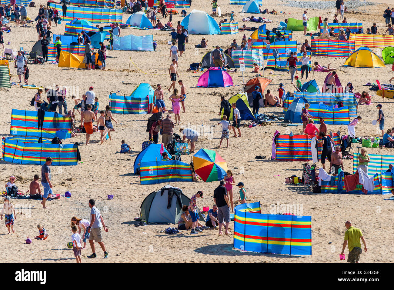 Los turistas disfrutar del clima soleado en Fistral Beach en Newquay, Cornwall. Foto de stock