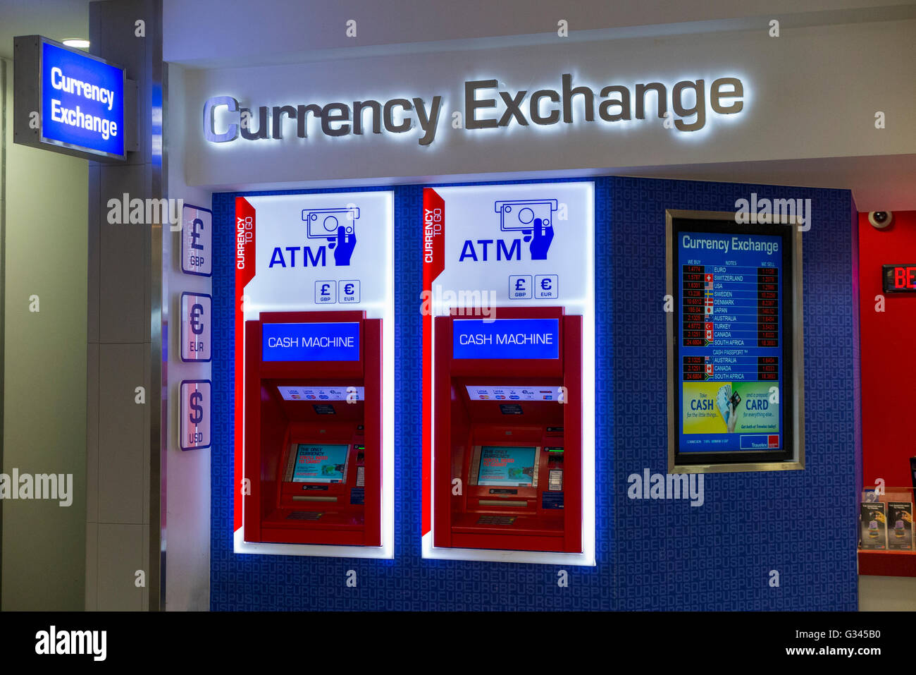 ATM / Automatic Teller Machine máquinas de oficina en oficina de cambio operado por Travelex en el aeropuerto de la City de Londres. Londres. En el Reino Unido. Foto de stock
