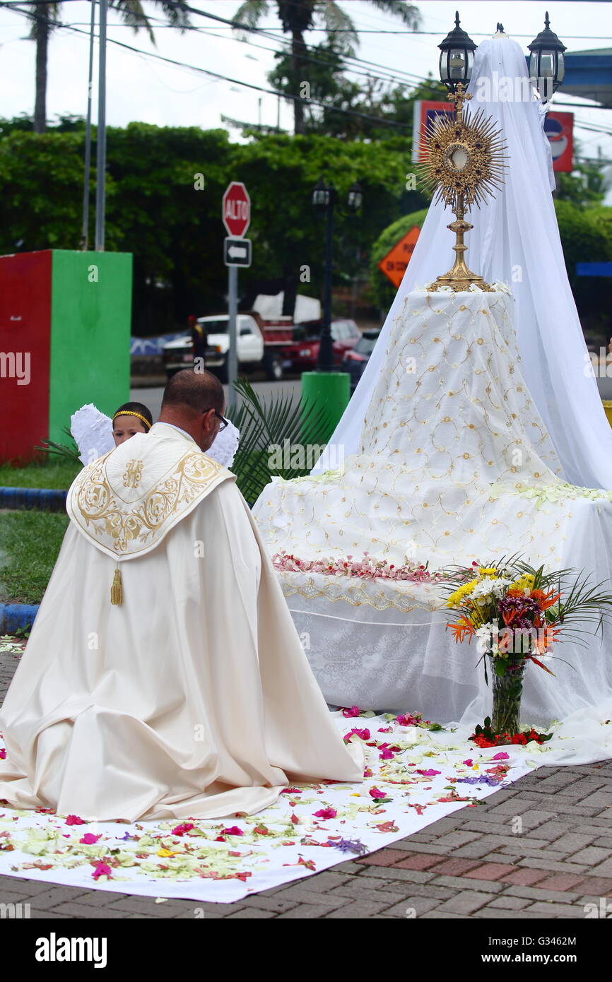 El pueblo Padre arrodillado en el altar durante la celebración del