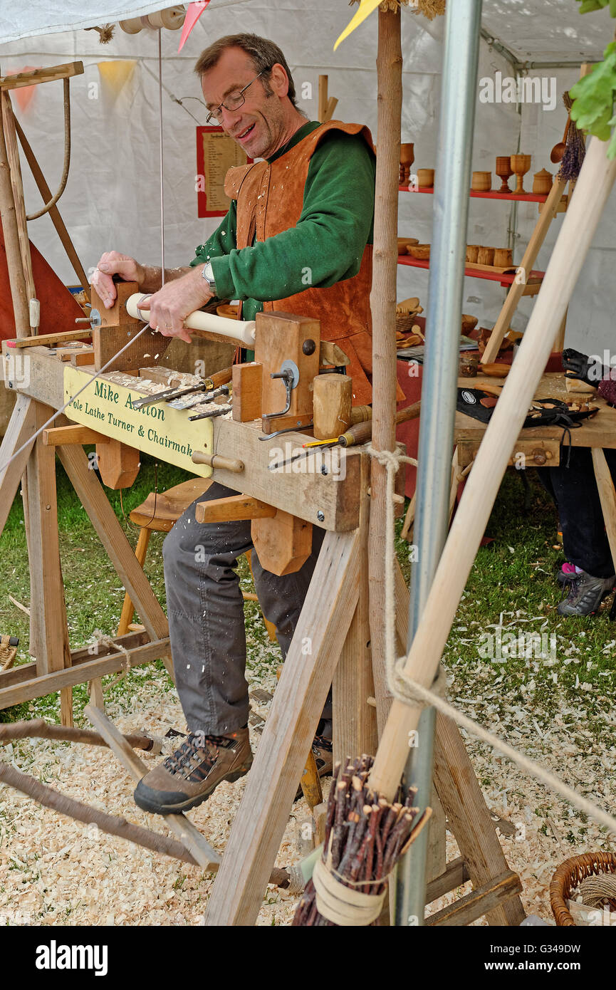 Artesano Experto Durante El Trabajo De La Pieza De Madera Con El Torno En  La Carpintería Fotos, retratos, imágenes y fotografía de archivo libres de  derecho. Image 86891215