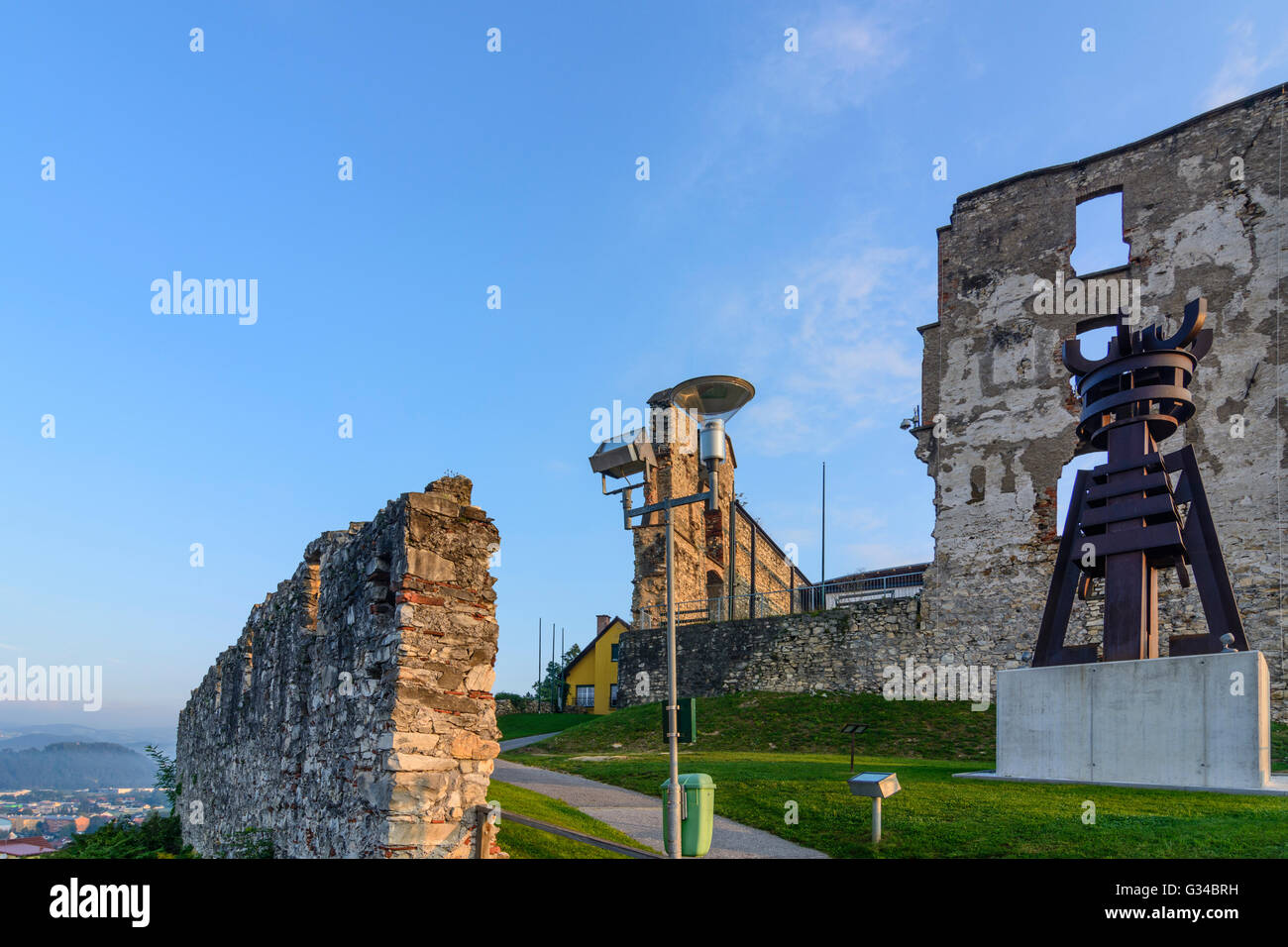 La ruina del castillo, la Estatua Obervoitsberg ' king ' Steiermark, Austria, Estiria, Voitsberg Südwest-Steiermark Foto de stock