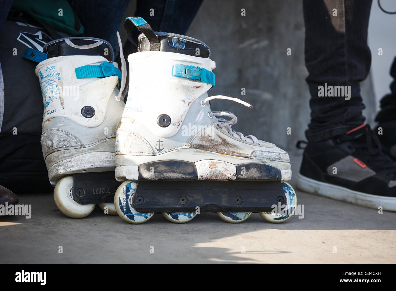 Moscú - 7 Mayo, 2016 : patinar agresiva competencia AZ Picnic tuvo lugar en el parque de skate en memoria de rollerblader Sadovniki Andrey Zaytcev quien falleció en 2012 Foto de stock