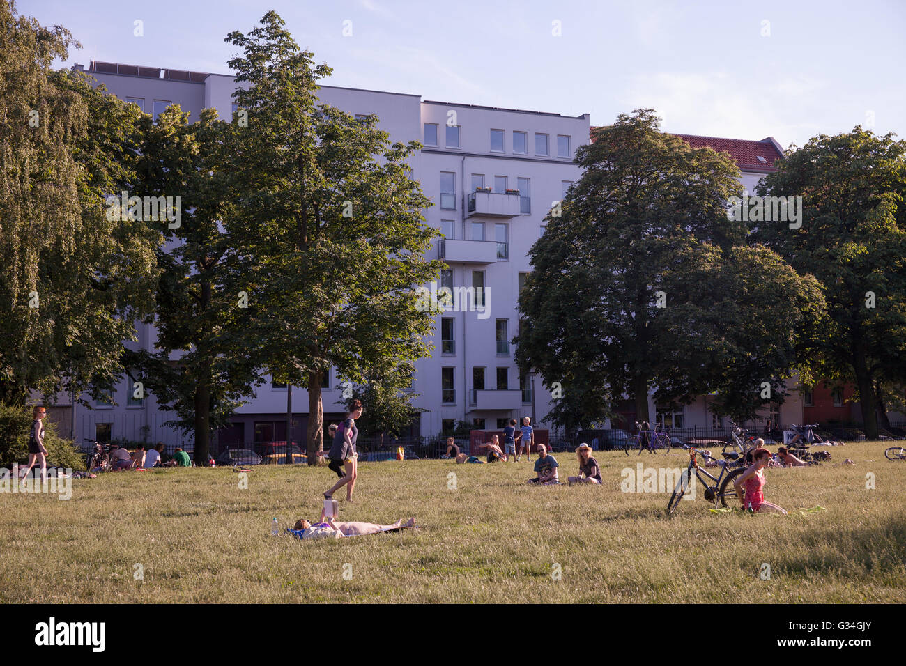 Un día de verano en Berlín. La gente disfruta del buen tiempo en un parque, Foto de stock