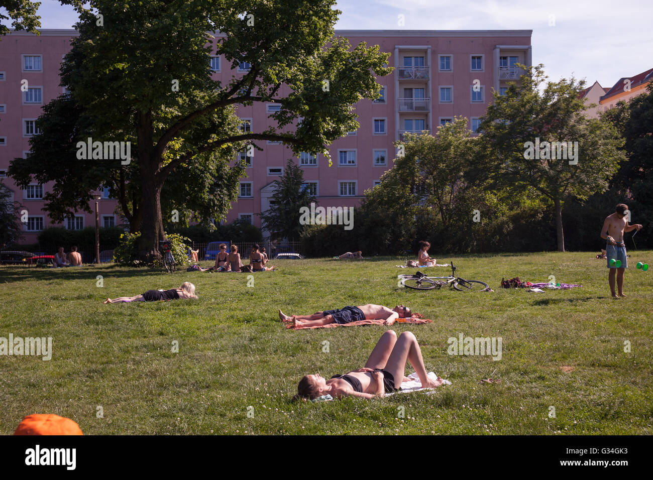 Un día de verano en Berlín. La gente disfruta del buen tiempo en un parque, Foto de stock